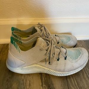 Women’s athletic shoe